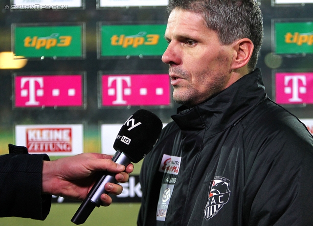 Wolfsberg - Sturm Graz
Oesterreichische Fussball Bundesliga, 16. Runde, Wolfsberger AC - SK Sturm Graz, Lavanttal-Arena Wolfsberg, 11.12.2013. 

Foto zeigt Dietmar Kuehbauer (Cheftrainer Wolfsberg) beim Interview
