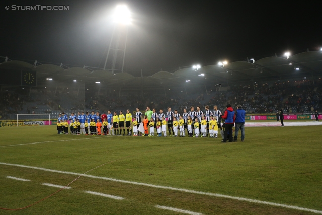 Sturm Graz - Groedig
Oesterreichische Fussball Bundesliga, 20. Runde, SK Sturm Graz - SV Groedig, Stadion Liebenau Graz, 14.12.2013. 

Foto zeigt die Mannschaft von Groedig, das Schiedsrichterteam und die Mannschaft von Sturm
