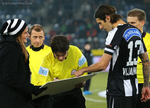 Sturm Graz - Groedig
Oesterreichische Fussball Bundesliga, 20. Runde, SK Sturm Graz - SV Groedig, Stadion Liebenau Graz, 14.12.2013. 

Foto zeigt Bianca Winkler (Mitarbeiterin Sturm), Schiedsrichter Pascal Erlachner und Nikola Vujadinovic (Sturm) bei einer Aktion gegen Spielmanipulation
