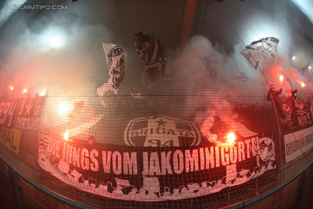 Sturm Graz - Rapid Wien
Oesterreichische Fussball Bundesliga, 21. Runde, SK Sturm Graz - SK Rapid Wien, Stadion Liebenau Graz, 18.12.2013. 

Foto zeigt Fans von Sturm
Schlüsselwörter: pyrotechnik