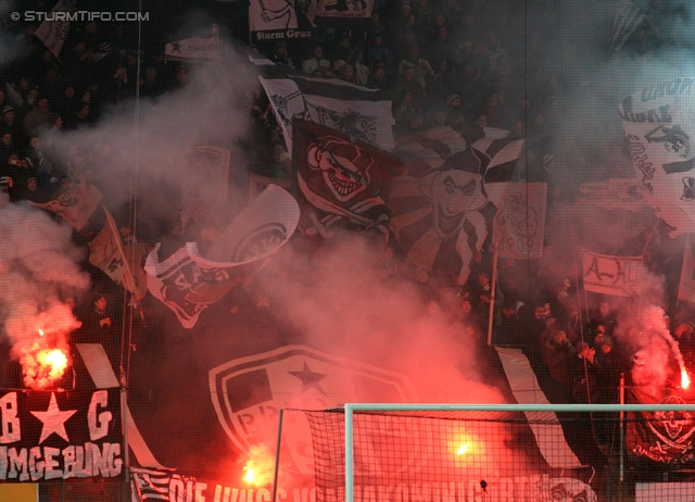 Sturm Graz - Rapid Wien
Oesterreichische Fussball Bundesliga, 21. Runde, SK Sturm Graz - SK Rapid Wien, Stadion Liebenau Graz, 18.12.2013. 

Foto zeigt Fans von Sturm
Schlüsselwörter: pyrotechnik