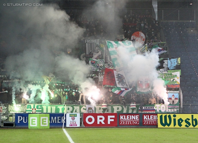 Sturm Graz - Rapid Wien
Oesterreichische Fussball Bundesliga, 21. Runde, SK Sturm Graz - SK Rapid Wien, Stadion Liebenau Graz, 18.12.2013. 

Foto zeigt Fans von Rapid
Schlüsselwörter: pyrotechnik