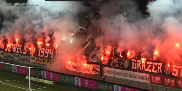 Sturm Graz - Rapid Wien
Oesterreichische Fussball Bundesliga, 21. Runde, SK Sturm Graz - SK Rapid Wien, Stadion Liebenau Graz, 18.12.2013. 

Foto zeigt Fans von Sturm
Schlüsselwörter: pyrotechnik