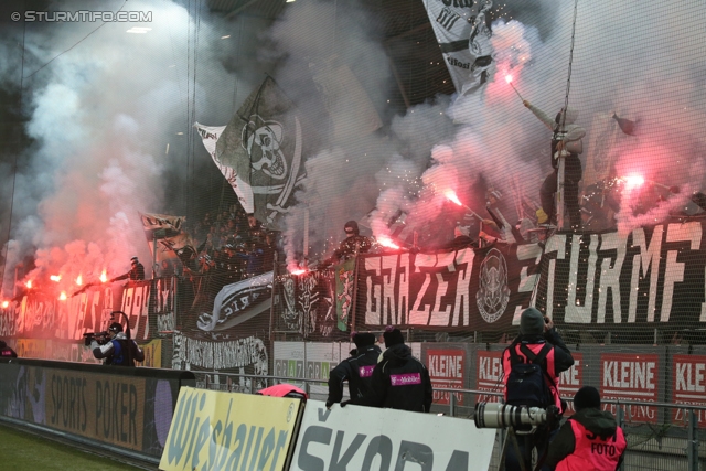 Sturm Graz - Rapid Wien
Oesterreichische Fussball Bundesliga, 21. Runde, SK Sturm Graz - SK Rapid Wien, Stadion Liebenau Graz, 18.12.2013. 

Foto zeigt Fans von Sturm
Schlüsselwörter: pyrotechnik