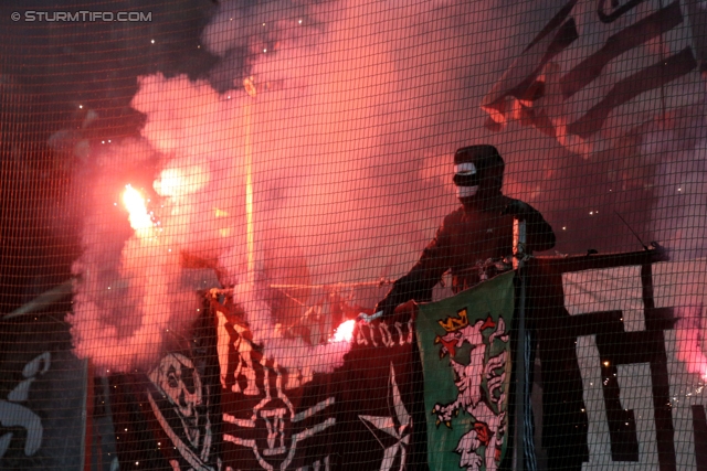 Sturm Graz - Rapid Wien
Oesterreichische Fussball Bundesliga, 21. Runde, SK Sturm Graz - SK Rapid Wien, Stadion Liebenau Graz, 18.12.2013. 

Foto zeigt Fans von Sturm
Schlüsselwörter: pyrotechnik