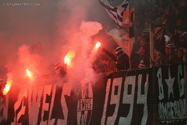 Sturm Graz - Rapid Wien
Oesterreichische Fussball Bundesliga, 21. Runde, SK Sturm Graz - SK Rapid Wien, Stadion Liebenau Graz, 18.12.2013. 

Foto zeigt Fans von Sturm
Schlüsselwörter: pyrotechnik