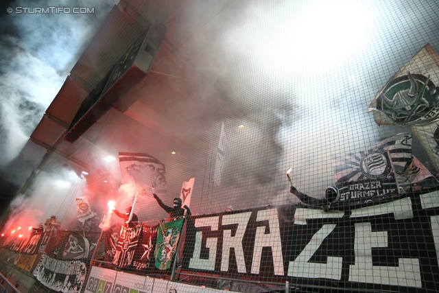 Sturm Graz - Rapid Wien
Oesterreichische Fussball Bundesliga, 21. Runde, SK Sturm Graz - SK Rapid Wien, Stadion Liebenau Graz, 18.12.2013. 

Foto zeigt Fans von Sturm
Schlüsselwörter: pyrotechnik