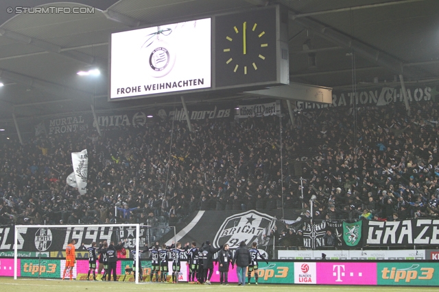 Sturm Graz - Rapid Wien
Oesterreichische Fussball Bundesliga, 21. Runde, SK Sturm Graz - SK Rapid Wien, Stadion Liebenau Graz, 18.12.2013. 

Foto zeigt die Mannschaft von Sturm und Fans von Sturm
