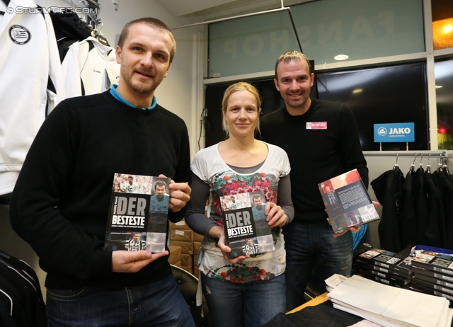 Sturm Graz - Rapid Wien
Oesterreichische Fussball Bundesliga, 21. Runde, SK Sturm Graz - SK Rapid Wien, Stadion Liebenau Graz, 18.12.2013. 

Foto zeigt Heri Hahn, Vanessa Csitkovits und Mario Haas bei der Buchpraesentation
