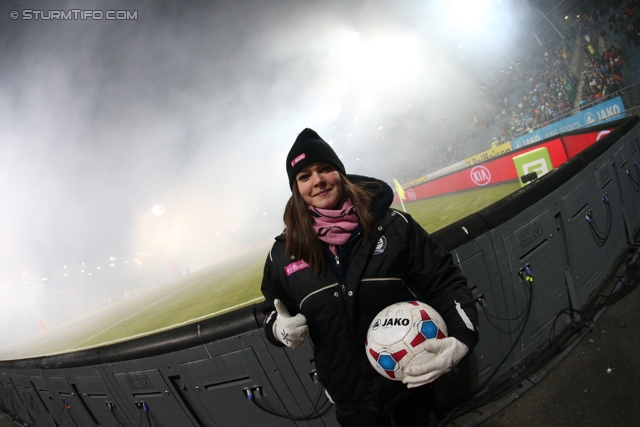 Sturm Graz - Rapid Wien
Oesterreichische Fussball Bundesliga, 21. Runde, SK Sturm Graz - SK Rapid Wien, Stadion Liebenau Graz, 18.12.2013. 

Foto zeigt ein Ballmaedchen
