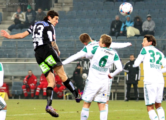 Sturm Graz - Rapid Wien
Oesterreichische Fussball Bundesliga, 21. Runde, SK Sturm Graz - SK Rapid Wien, Stadion Liebenau Graz, 18.12.2013. 

Foto zeigt Nikola Vujadinovic (Sturm), Mario Sonnleitner (Rapid) und Branko Boskovic (Rapid)
Schlüsselwörter: kopfball