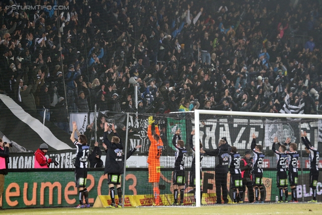 Sturm Graz - Rapid Wien
Oesterreichische Fussball Bundesliga, 21. Runde, SK Sturm Graz - SK Rapid Wien, Stadion Liebenau Graz, 18.12.2013. 

Foto zeigt die Mannschaft von Sturm und Fans von Sturm
