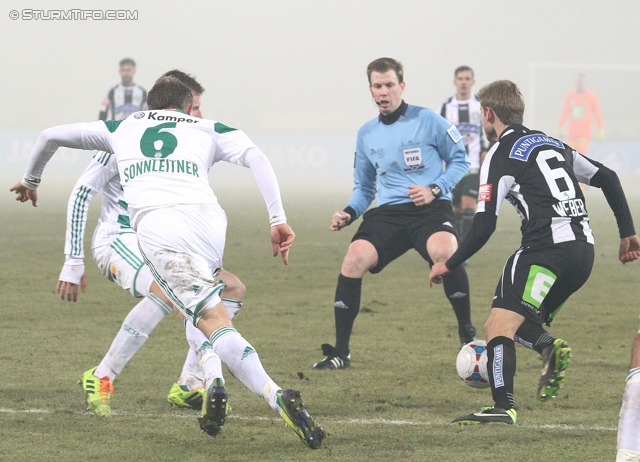 Sturm Graz - Rapid Wien
Oesterreichische Fussball Bundesliga, 21. Runde, SK Sturm Graz - SK Rapid Wien, Stadion Liebenau Graz, 18.12.2013. 

Foto zeigt Mario Sonnleitner (Rapid), Schiedsrichter Markus Hameter und von Manuel Weber (Sturm)
