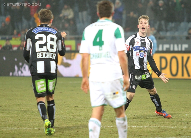 Sturm Graz - Rapid Wien
Oesterreichische Fussball Bundesliga, 21. Runde, SK Sturm Graz - SK Rapid Wien, Stadion Liebenau Graz, 18.12.2013. 

Foto zeigt Daniel Beichler (Sturm), Thomas Schrammel (Rapid) und Marc Andre Schmerboeck (Sturm)
Schlüsselwörter: torjubel