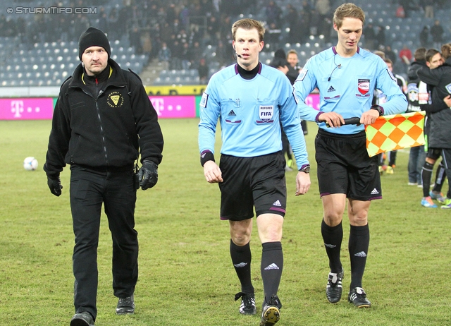 Sturm Graz - Rapid Wien
Oesterreichische Fussball Bundesliga, 21. Runde, SK Sturm Graz - SK Rapid Wien, Stadion Liebenau Graz, 18.12.2013. 

Foto zeigt Security, Schiedsrichter Markus Hameter und Schiedsrichter-Assistent Christian Trunner
