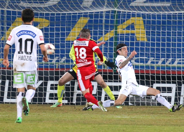 Admira Wacker - Sturm Graz
Oesterreichische Fussball Bundesliga, 22. Runde, FC Admira Wacker - SK Sturm Graz, Stadion Suedstadt Maria Enzersdorf, 08.02.2014. 

Foto zeigt Anel Hadzic (Sturm), Rene Schicker (Admira) und Nikola Vujadinovic (Sturm)
