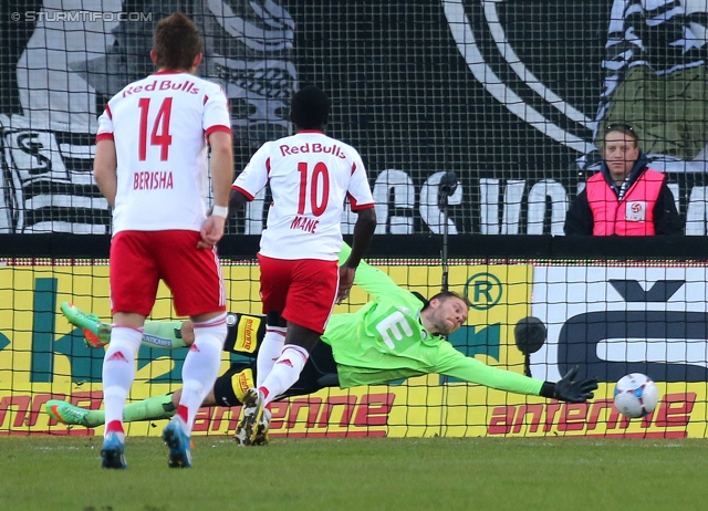 Sturm Graz - Salzburg
Oesterreichische Fussball Bundesliga, 23. Runde, SK Sturm Graz -  FC RB Salzburg, Stadion Liebenau Graz, 15.02.2014. 

Foto zeigt Valon Berisha (Salzburg), Sadio Mane (Salzburg) und Benedikt Pliquett (Sturm)
Schlüsselwörter: tor