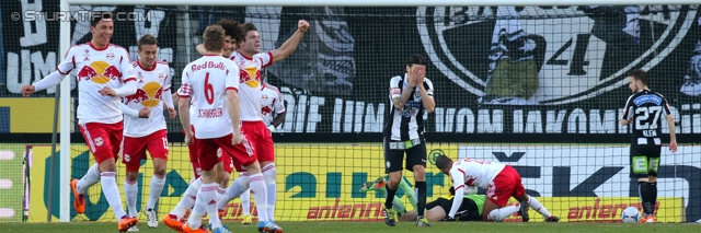 Sturm Graz - Salzburg
Oesterreichische Fussball Bundesliga, 23. Runde, SK Sturm Graz -  FC RB Salzburg, Stadion Liebenau Graz, 15.02.2014. 

Foto zeigt Christian Schwegler (Salzburg), Nikola Vujadinovic (Sturm) und Benedikt Pliquett (Sturm)
Schlüsselwörter: torjubel