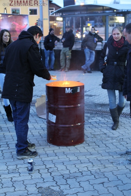 Sturm Graz - Wolfsberg
Oesterreichische Fussball Bundesliga, 25. Runde, SK Sturm Graz -  Wolfsberger AC, Stadion Liebenau Graz, 01.03.2014. 

Foto zeigt Fans von Sturm mit Feuertonnen am Stadionvorplatz
