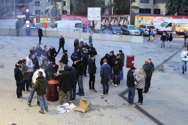 Sturm Graz - Wolfsberg
Oesterreichische Fussball Bundesliga, 25. Runde, SK Sturm Graz -  Wolfsberger AC, Stadion Liebenau Graz, 01.03.2014. 

Foto zeigt Fans von Sturm mit Feuertonnen am Stadionvorplatz
