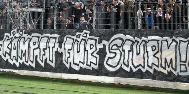 Wiener Neustadt - Sturm Graz
Oesterreichische Fussball Bundesliga, 25. Runde, SC Wiener Neustadt - SK Sturm Graz, Stadion Wiener Neustadt, 08.03.2014. 

Foto zeigt Fans von Sturm mit einem Spruchband
Schlüsselwörter: protest