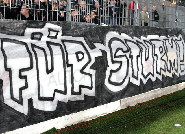 Wiener Neustadt - Sturm Graz
Oesterreichische Fussball Bundesliga, 25. Runde, SC Wiener Neustadt - SK Sturm Graz, Stadion Wiener Neustadt, 08.03.2014. 

Foto zeigt Fans von Sturm mit einem Spruchband
Schlüsselwörter: protest