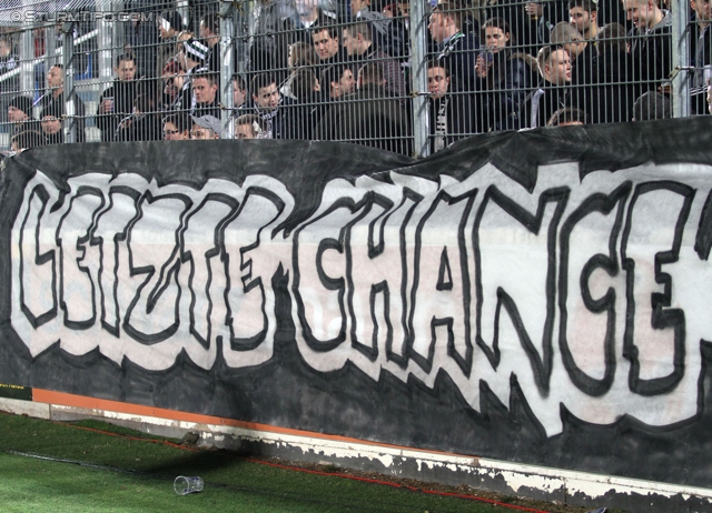 Wiener Neustadt - Sturm Graz
Oesterreichische Fussball Bundesliga, 25. Runde, SC Wiener Neustadt - SK Sturm Graz, Stadion Wiener Neustadt, 08.03.2014. 

Foto zeigt Fans von Sturm mit einem Spruchband
Schlüsselwörter: protest