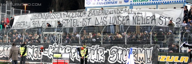 Wiener Neustadt - Sturm Graz
Oesterreichische Fussball Bundesliga, 25. Runde, SC Wiener Neustadt - SK Sturm Graz, Stadion Wiener Neustadt, 08.03.2014. 

Foto zeigt Fans von Sturm mit einem Spruchband
Schlüsselwörter: protest