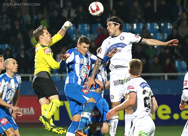 Wiener Neustadt - Sturm Graz
Oesterreichische Fussball Bundesliga, 25. Runde, SC Wiener Neustadt - SK Sturm Graz, Stadion Wiener Neustadt, 08.03.2014. 

Foto zeigt Thomas Vollnhofer (Wr. Neustadt), Nikola Vujadinovic (Sturm) und Robert Beric (Sturm)
Schlüsselwörter: kopfball