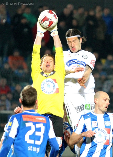 Wiener Neustadt - Sturm Graz
Oesterreichische Fussball Bundesliga, 25. Runde, SC Wiener Neustadt - SK Sturm Graz, Stadion Wiener Neustadt, 08.03.2014. 

Foto zeigt Stefan Stangl (Wr. Neustadt), Thomas Vollnhofer (Wr. Neustadt) und Nikola Vujadinovic (Sturm)
