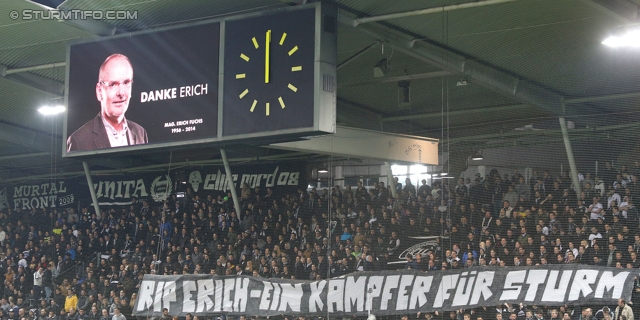 Sturm Graz - Austria Wien
Oesterreichische Fussball Bundesliga, 27. Runde, SK Sturm Graz -  FK Austria Wien, Stadion Liebenau Graz, 15.03.2014. 

Foto zeigt eine Trauerminute fuer Erich Fuchs (ehem. Vorstand Sturm) und Fans von Sturm mit einem Spruchband
