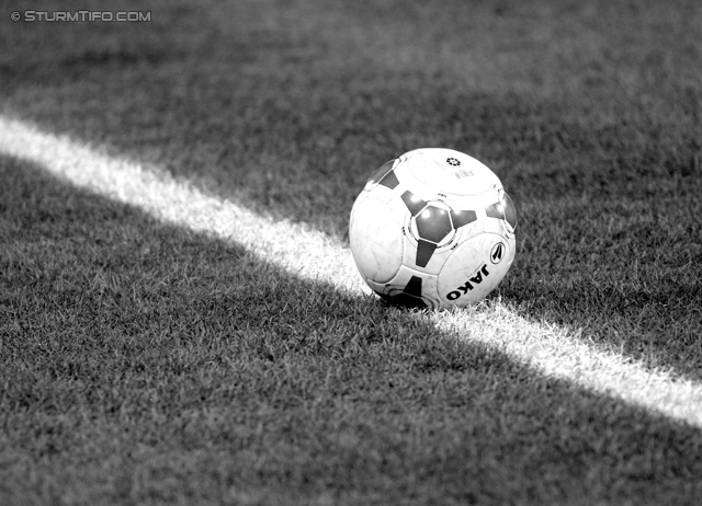 Sturm Graz - Austria Wien
Oesterreichische Fussball Bundesliga, 27. Runde, SK Sturm Graz -  FK Austria Wien, Stadion Liebenau Graz, 15.03.2014. 

Foto zeigt ein Feature mit dem Ball
