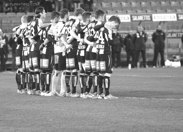 Sturm Graz - Austria Wien
Oesterreichische Fussball Bundesliga, 27. Runde, SK Sturm Graz -  FK Austria Wien, Stadion Liebenau Graz, 15.03.2014. 

Foto zeigt die Mannschaft von Sturm bei einer Trauerminute fuer Erich Fuchs (ehem. Vorstand Sturm)
