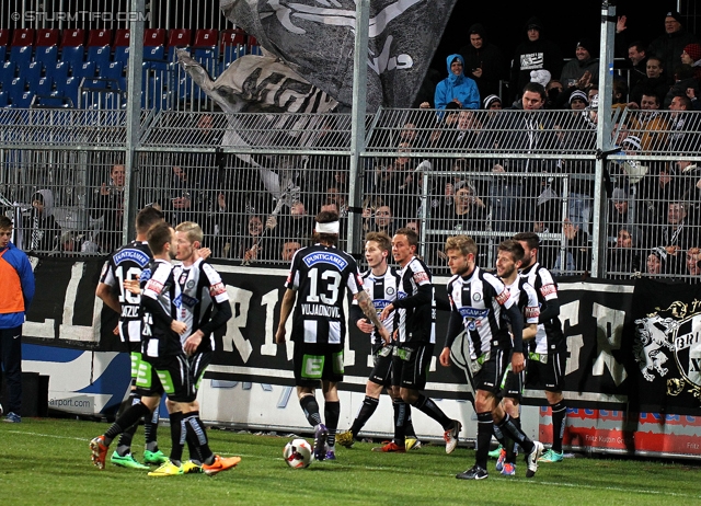 Groedig - Sturm Graz
Oesterreichische Fussball Bundesliga, 29. Runde, SV Groedig - SK Sturm Graz, Untersbergarena Groedig, 26.03.2014. 

Foto zeigt die Mannschaft von Sturm
Schlüsselwörter: torjubel