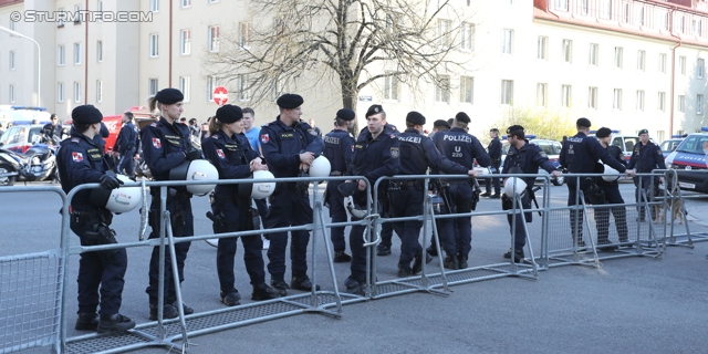 Rapid Wien - Sturm Graz
Oesterreichische Fussball Bundesliga, 30. Runde, SK Rapid Wien - SK Sturm Graz, Gerhard Hanappi Stadion Wien, 29.03.2014. 

Foto zeigt Polizei
