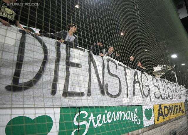 Sturm Graz - Admira Wacker
Oesterreichische Fussball Bundesliga, 31. Runde, SK Sturm Graz -  FC Admira Wacker Moedling, Stadion Liebenau Graz, 05.04.2014. 

Foto zeigt Fans von Sturm mit einem Spruchband
