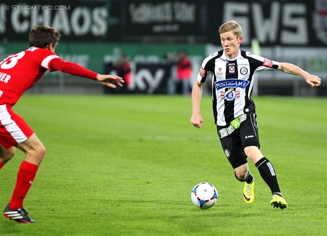 Sturm Graz - Admira Wacker
Oesterreichische Fussball Bundesliga, 31. Runde, SK Sturm Graz -  FC Admira Wacker Moedling, Stadion Liebenau Graz, 05.04.2014. 

Foto zeigt Lukas Thuerauer (Admira) und Florian Kainz (Sturm)
