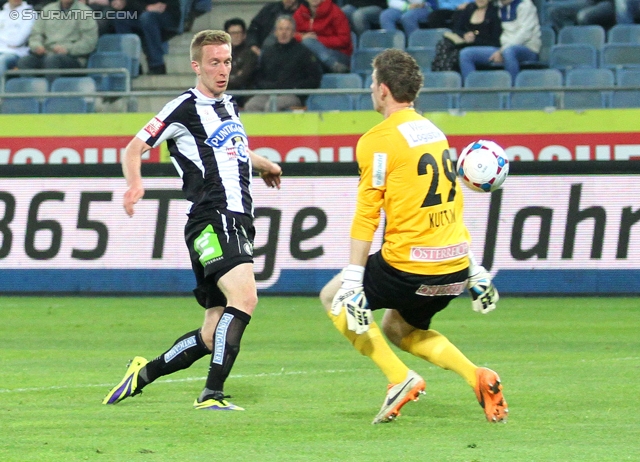 Sturm Graz - Admira Wacker
Oesterreichische Fussball Bundesliga, 31. Runde, SK Sturm Graz -  FC Admira Wacker Moedling, Stadion Liebenau Graz, 05.04.2014. 

Foto zeigt Robert Beric (Sturm) und Manuel Kuttin (Admira)
