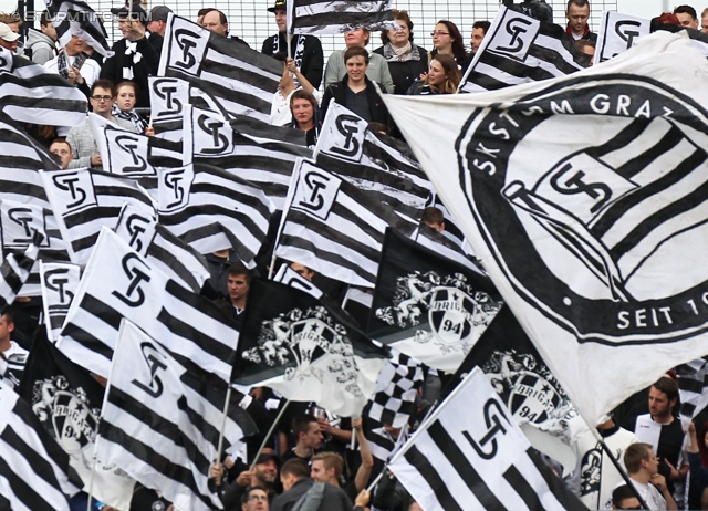 Admira Wacker - Sturm Graz
OEFB Cup, Viertelfinale, FC Admira Wacker Moedling - SK Sturm Graz, Stadion Suedstadt Maria Enzersdorf, 08.04.2014. 

Foto zeigt Fans von Sturm mit einer Choreografie
