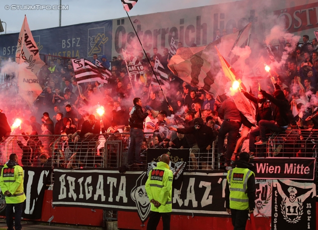 Admira Wacker - Sturm Graz
OEFB Cup, Viertelfinale, FC Admira Wacker Moedling - SK Sturm Graz, Stadion Suedstadt Maria Enzersdorf, 08.04.2014. 

Foto zeigt Fans von Sturm
Schlüsselwörter: pyrotechnik