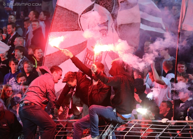 Admira Wacker - Sturm Graz
OEFB Cup, Viertelfinale, FC Admira Wacker Moedling - SK Sturm Graz, Stadion Suedstadt Maria Enzersdorf, 08.04.2014. 

Foto zeigt Fans von Sturm
Schlüsselwörter: pyrotechnik