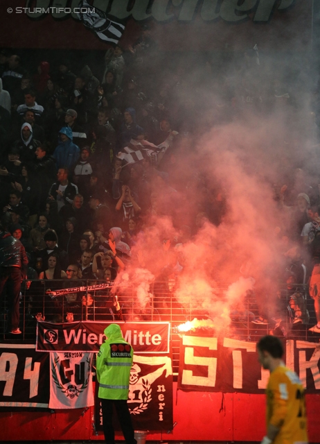Admira Wacker - Sturm Graz
OEFB Cup, Viertelfinale, FC Admira Wacker Moedling - SK Sturm Graz, Stadion Suedstadt Maria Enzersdorf, 08.04.2014. 

Foto zeigt Fans von Sturm
Schlüsselwörter: pyrotechnik