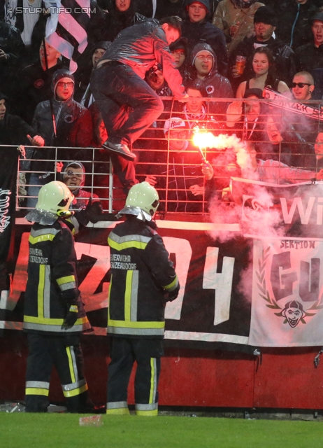 Admira Wacker - Sturm Graz
OEFB Cup, Viertelfinale, FC Admira Wacker Moedling - SK Sturm Graz, Stadion Suedstadt Maria Enzersdorf, 08.04.2014. 

Foto zeigt Feuerwehr und Fans von Sturm
Schlüsselwörter: pyrotechnik