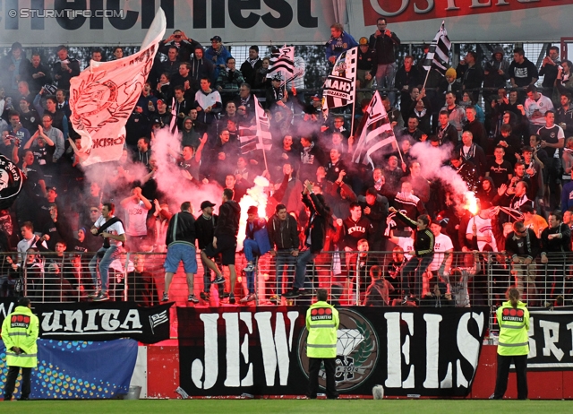 Admira Wacker - Sturm Graz
OEFB Cup, Viertelfinale, FC Admira Wacker Moedling - SK Sturm Graz, Stadion Suedstadt Maria Enzersdorf, 08.04.2014. 

Foto zeigt Fans von Sturm
Schlüsselwörter: pyrotechnik