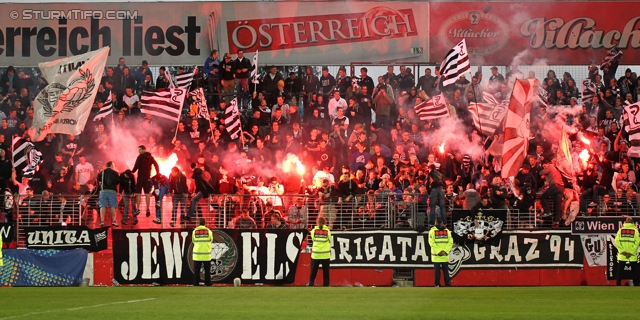 Admira Wacker - Sturm Graz
OEFB Cup, Viertelfinale, FC Admira Wacker Moedling - SK Sturm Graz, Stadion Suedstadt Maria Enzersdorf, 08.04.2014. 

Foto zeigt Fans von Sturm
Schlüsselwörter: pyrotechnik