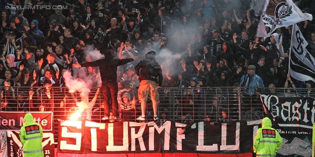 Admira Wacker - Sturm Graz
OEFB Cup, Viertelfinale, FC Admira Wacker Moedling - SK Sturm Graz, Stadion Suedstadt Maria Enzersdorf, 08.04.2014. 

Foto zeigt Fans von Sturm
Schlüsselwörter: pyrotechnik