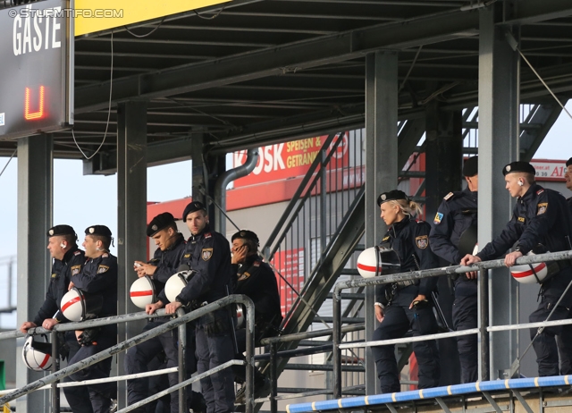 Admira Wacker - Sturm Graz
OEFB Cup, Viertelfinale, FC Admira Wacker Moedling - SK Sturm Graz, Stadion Suedstadt Maria Enzersdorf, 08.04.2014. 

Foto zeigt Polizei
