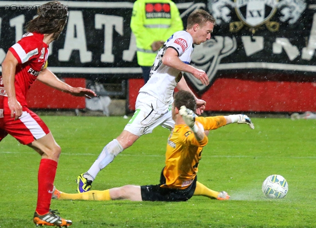 Admira Wacker - Sturm Graz
OEFB Cup, Viertelfinale, FC Admira Wacker Moedling - SK Sturm Graz, Stadion Suedstadt Maria Enzersdorf, 08.04.2014. 

Foto zeigt Robert Beric (Sturm) und Manuel Kuttin (Admira)
