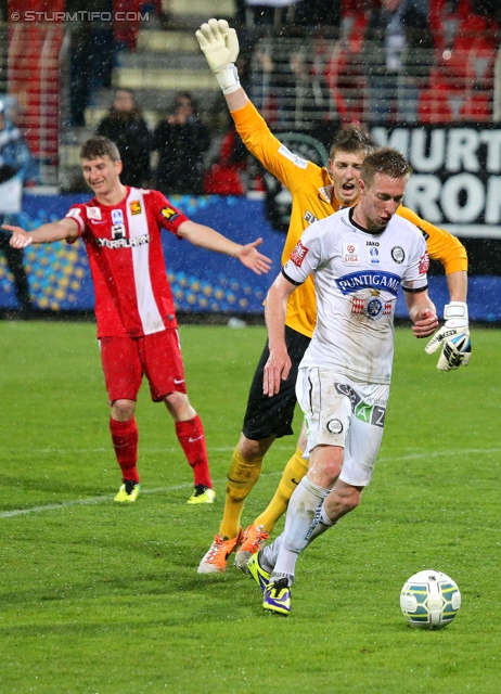 Admira Wacker - Sturm Graz
OEFB Cup, Viertelfinale, FC Admira Wacker Moedling - SK Sturm Graz, Stadion Suedstadt Maria Enzersdorf, 08.04.2014. 

Foto zeigt Manuel Kuttin (Admira) und Robert Beric (Sturm)
