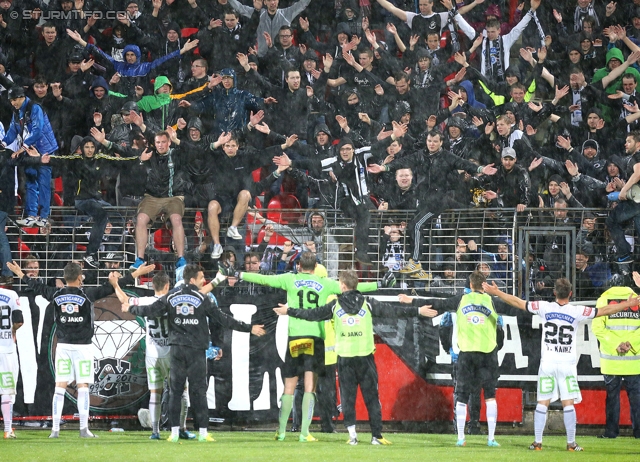 Admira Wacker - Sturm Graz
OEFB Cup, Viertelfinale, FC Admira Wacker Moedling - SK Sturm Graz, Stadion Suedstadt Maria Enzersdorf, 08.04.2014. 

Foto zeigt die Mannschaft von Sturm und Fans von Sturm
